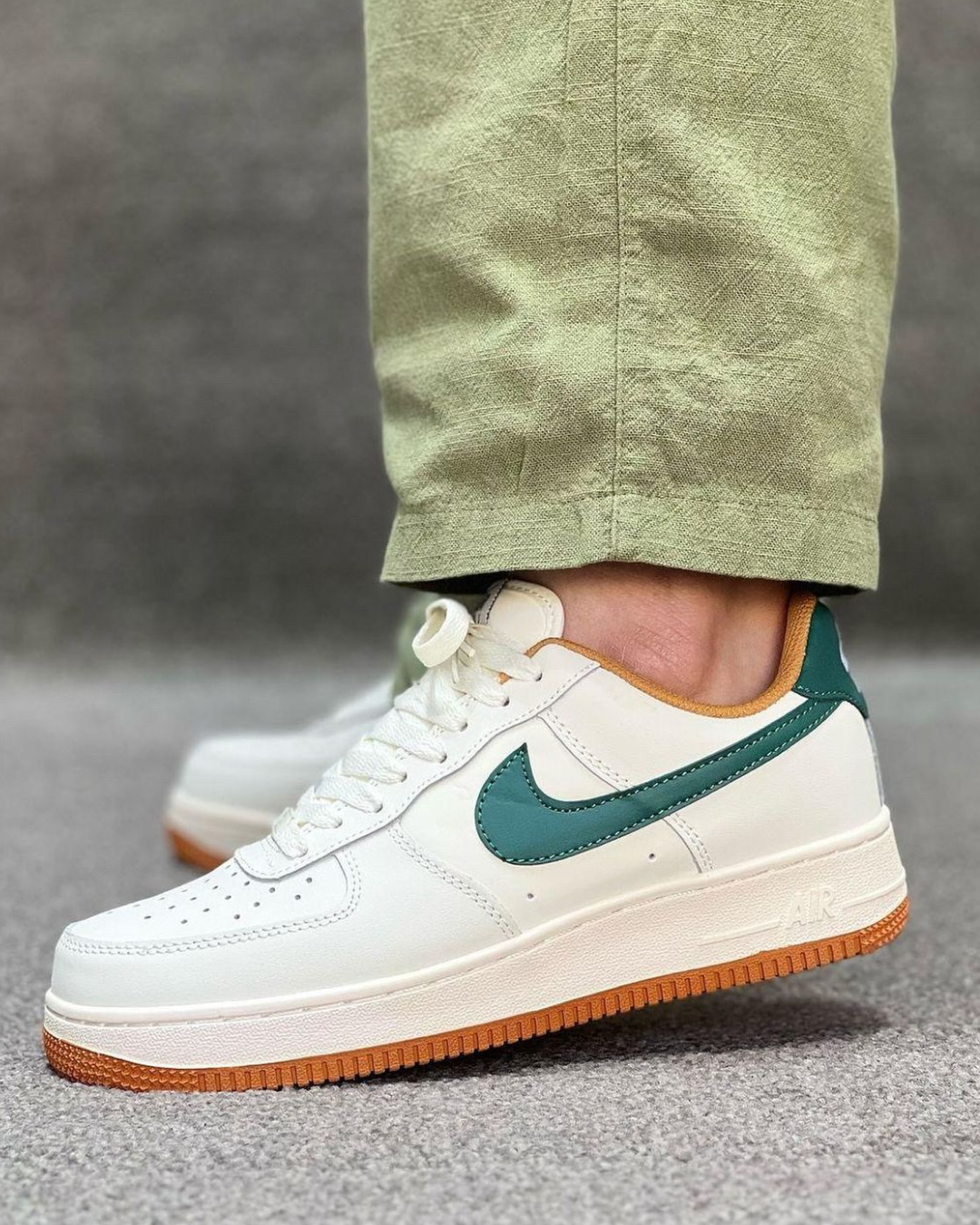 Clas_sic Whi_te Low-Top Sneakers – Everyday Casual Streetwear Shoes