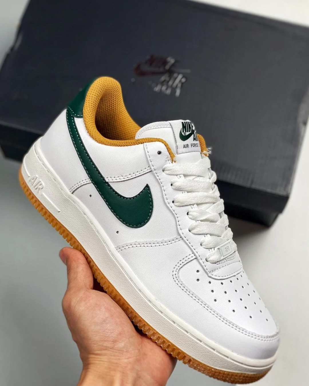 Clas_sic Whi_te Low-Top Sneakers – Everyday Casual Streetwear Shoes