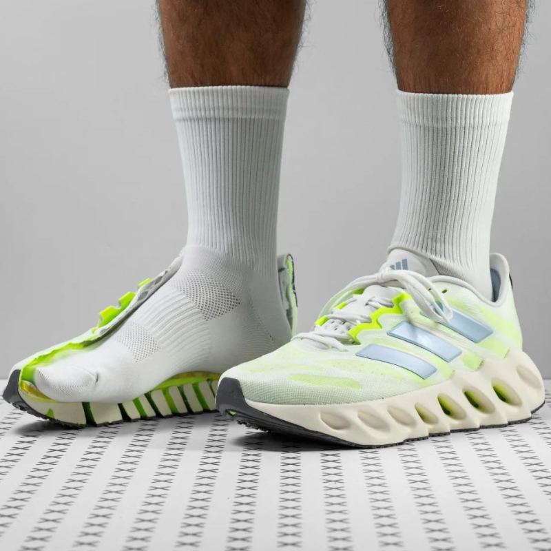 Adi_das Switch FWD cushioned, abrasion-resistant low-top casual running shoes for men in green and gray.