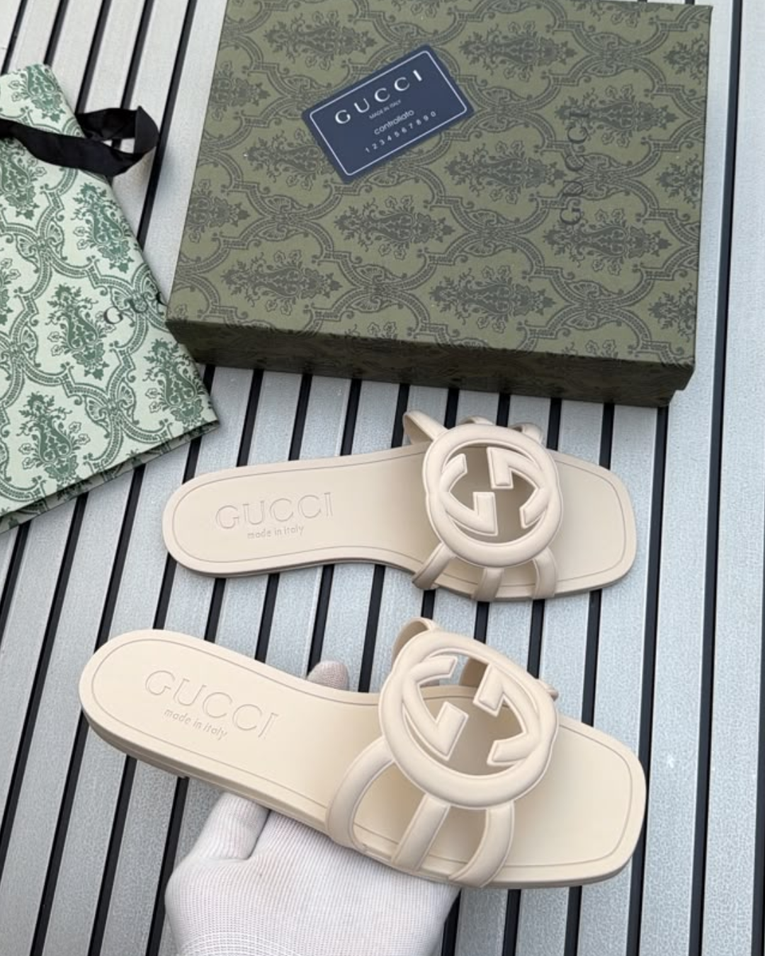 Lux_ury Bei_ge GG Logo Slide Sandals for Women