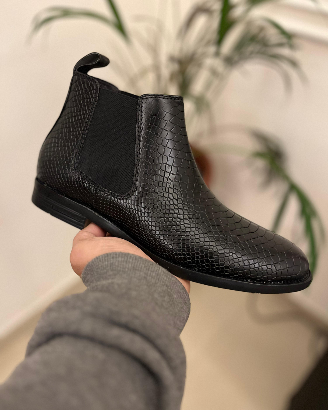 Me_n's Pre_mium Black Textured Chelsea Boots – Croc-Embossed Slip-On Ankle Boots